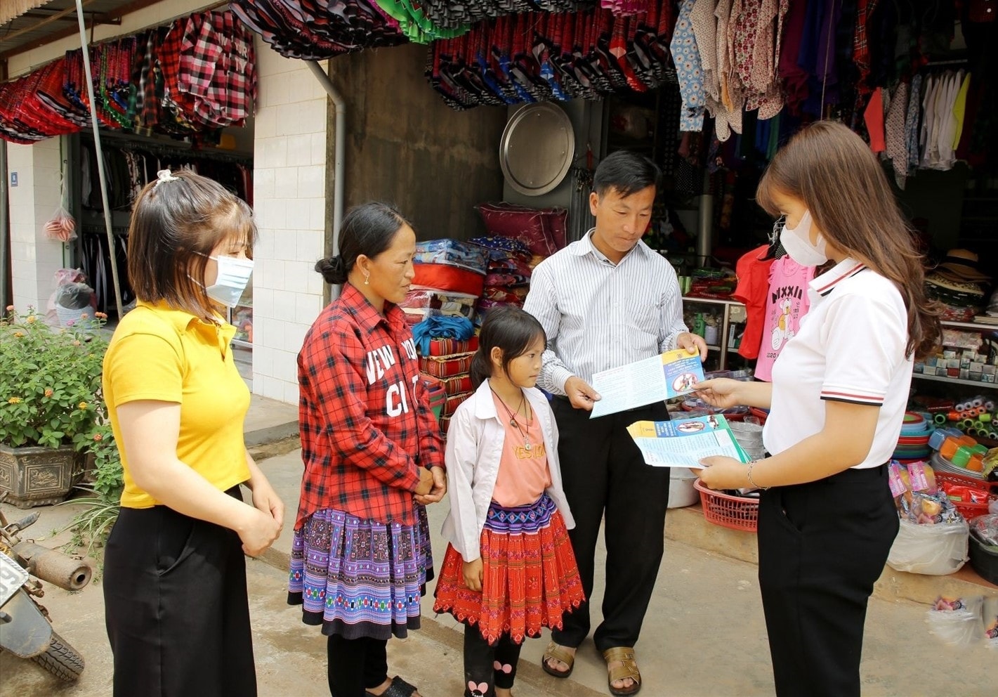 Cán bộ xã Chiềng Sơn tuyên truyền phổ biến giáo dục pháp luật cho người dân Cán bộ xã Chiềng Sơn tuyên truyền phổ biến giáo dục pháp luật cho người dân