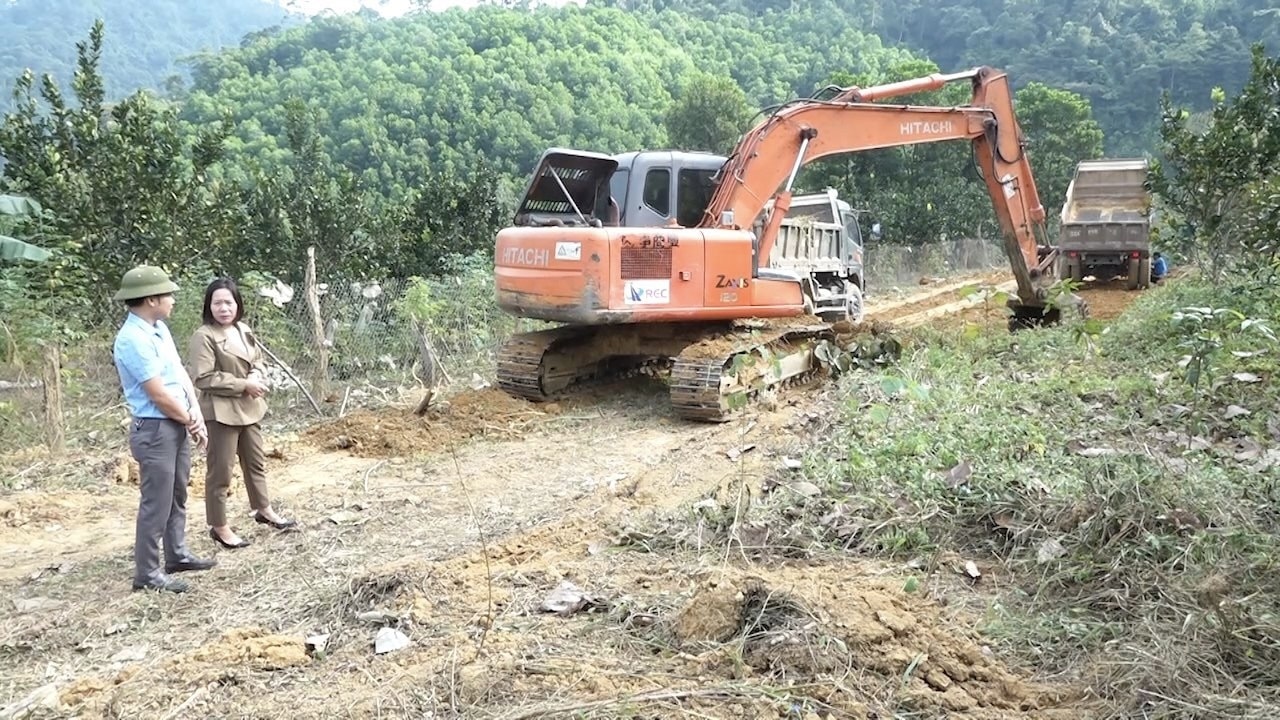 Việc xây dựng đường giao thông nông thôn là động lực để người dân phát triển kinh tế, vươn lên thoát nghèo 