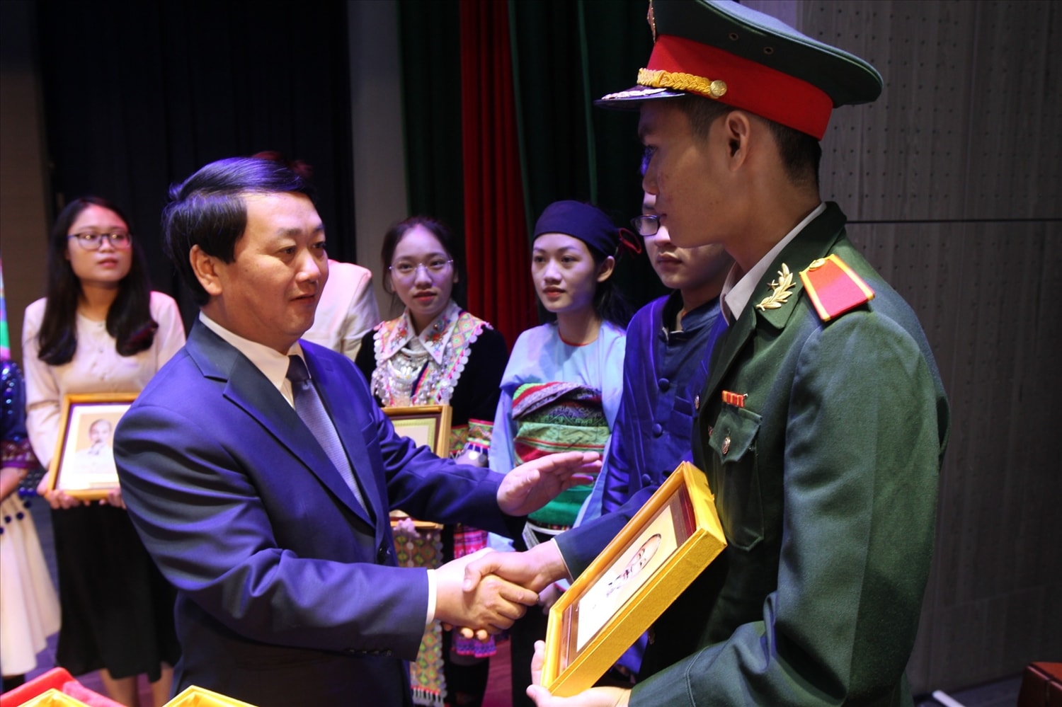 Bộ trưởng, Chủ nhiệm Ủy Ban Dân tộc Hầu A Lềnh tặng quà cho các em học sinh, sinh viên, thanh niên DTTS