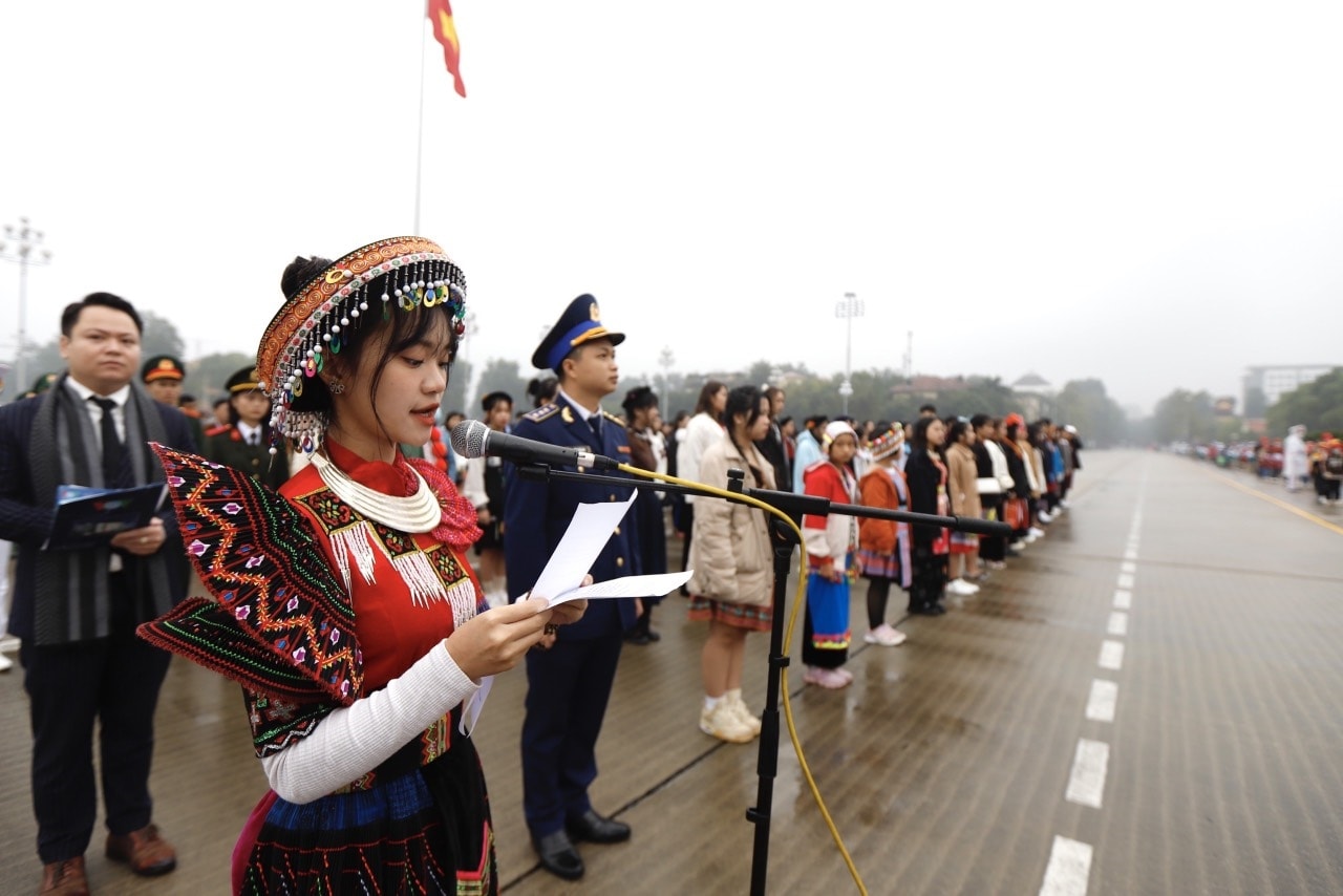 Đoàn học sinh, sinh viên, thanh niên DTTS Báo công dâng Bác tại Lăng chủ tịch Hồ Chí Minh 