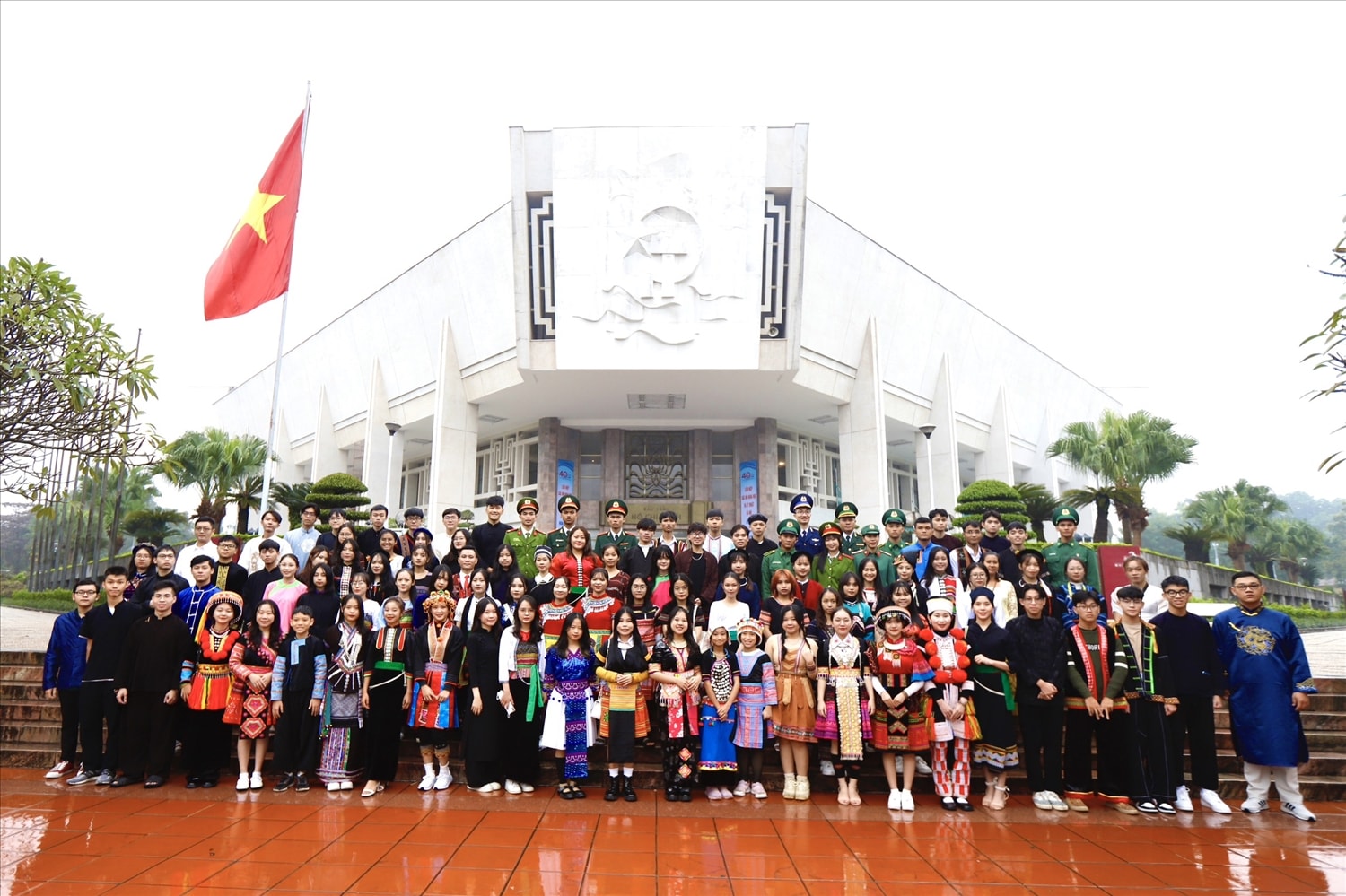 Đoàn học sinh, sinh viên, thanh niên DTTS  chụp ảnh lưu niệm trước Bảo tàng Hồ chí Minh 