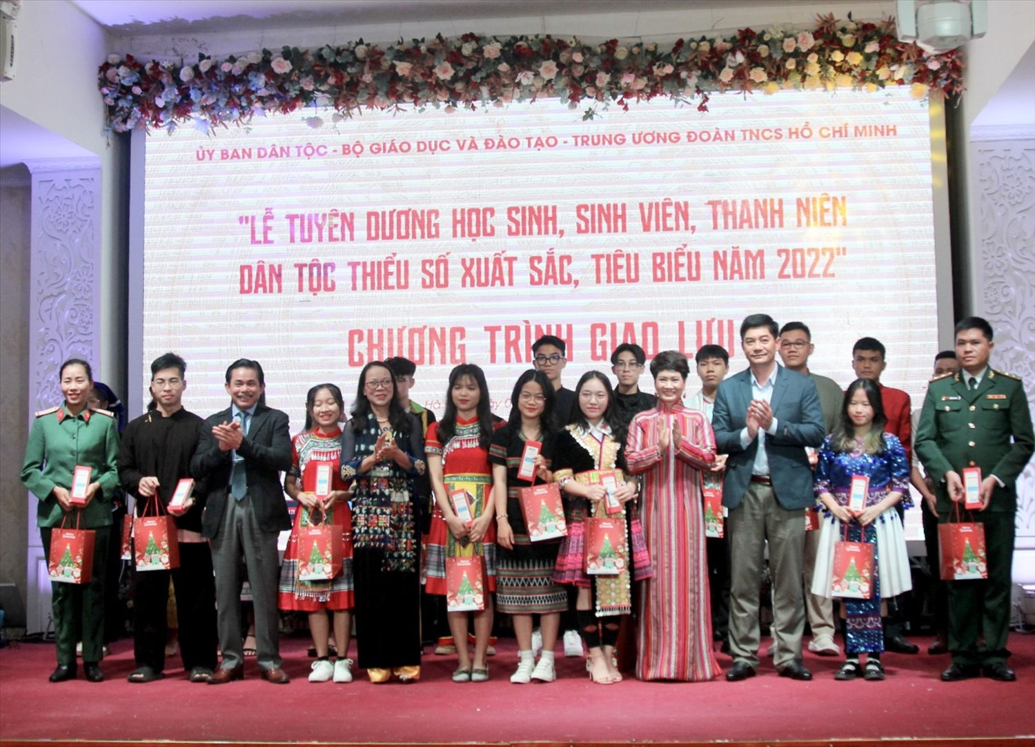 Thứ trưởng, Phó Chủ nhiệm UBDT Y Vinh Tơr; Nguyên Thứ trưởng, Phó Chủ nhiệm UBDT, Phó Trưởng Ban Thường trực Ban Chỉ đạo Lễ Tuyên dương Hoàng Thị Hạnh; Tổng Biên tập Báo Dân tộc và Phát triển Lê Công Bình - Trưởng Ban Tổ chức Lễ Tuyên Dương và các nhà tài trợ trao quà lưu niệm cho các em HSSV DTTS 