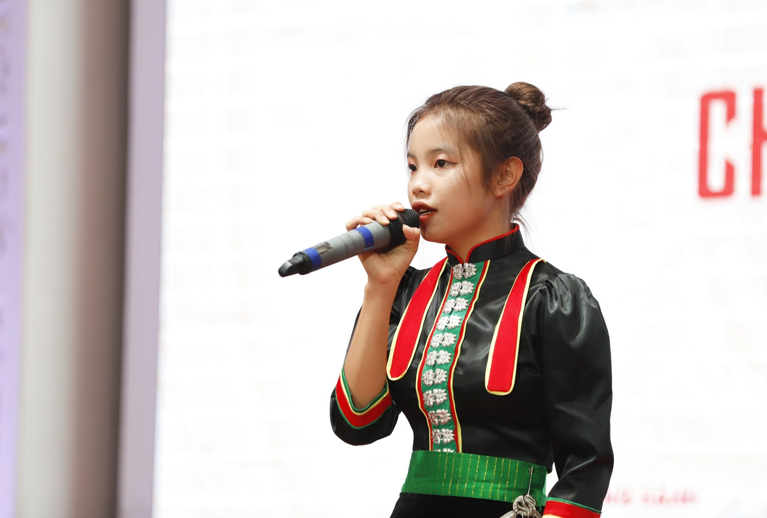 Cô nữ sinh dân tộc Kháng với ca khúc Sống như những đóa hoa