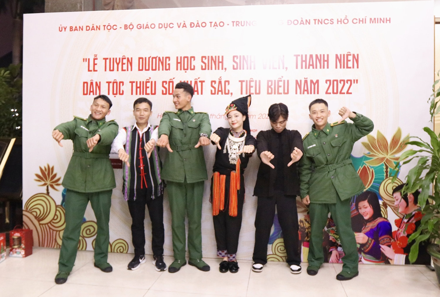 Các sinh viên tham gia một tiết mục vui trong đêm Giao lưu