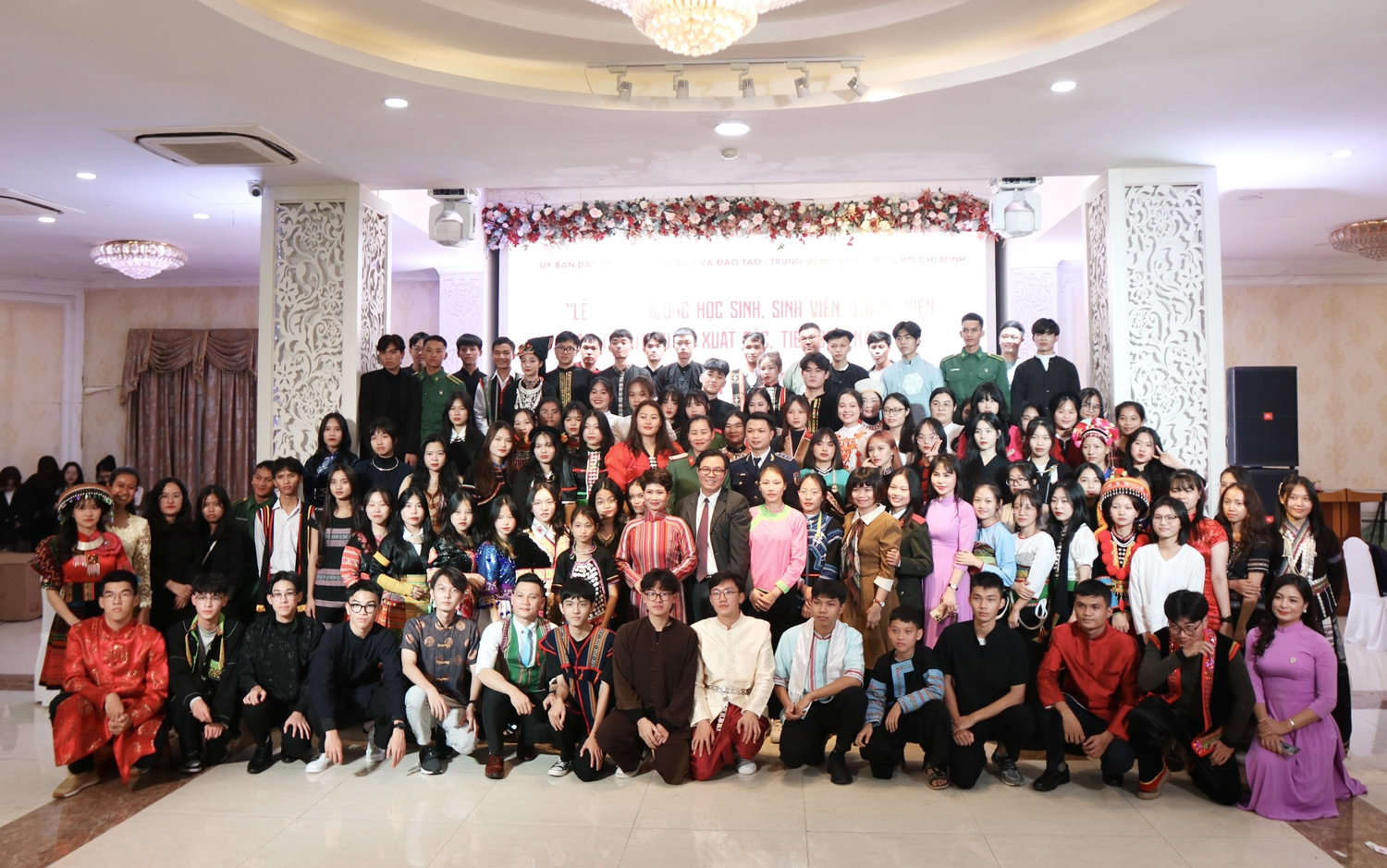 Các vị đại biểu, các thành viên Ban Tổ chức và các em HSSV-TN xuất sắc, tiêu biểu năm 2022 tại đêm Giao lưu chụp ảnh lưu niệm