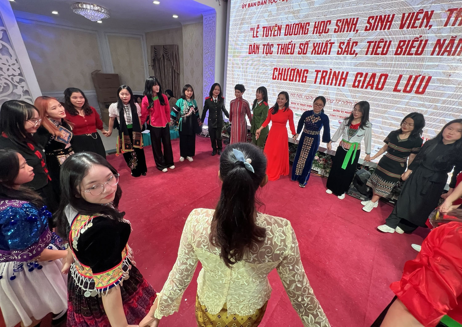  Tay trong tay vui điệu Xòe Thái rộn ràng