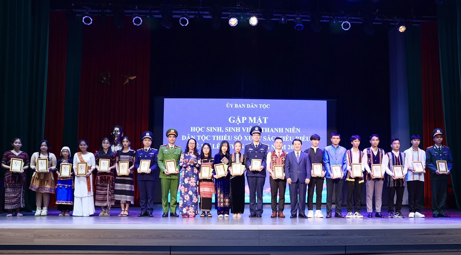 Bộ trưởng, Chủ nhiệm UBDT Hầu A Lềnh gặp mặt Đoàn học sinh, sinh viên, thanh niên DTTS xuất sắc, tiêu biểu năm 2022 6