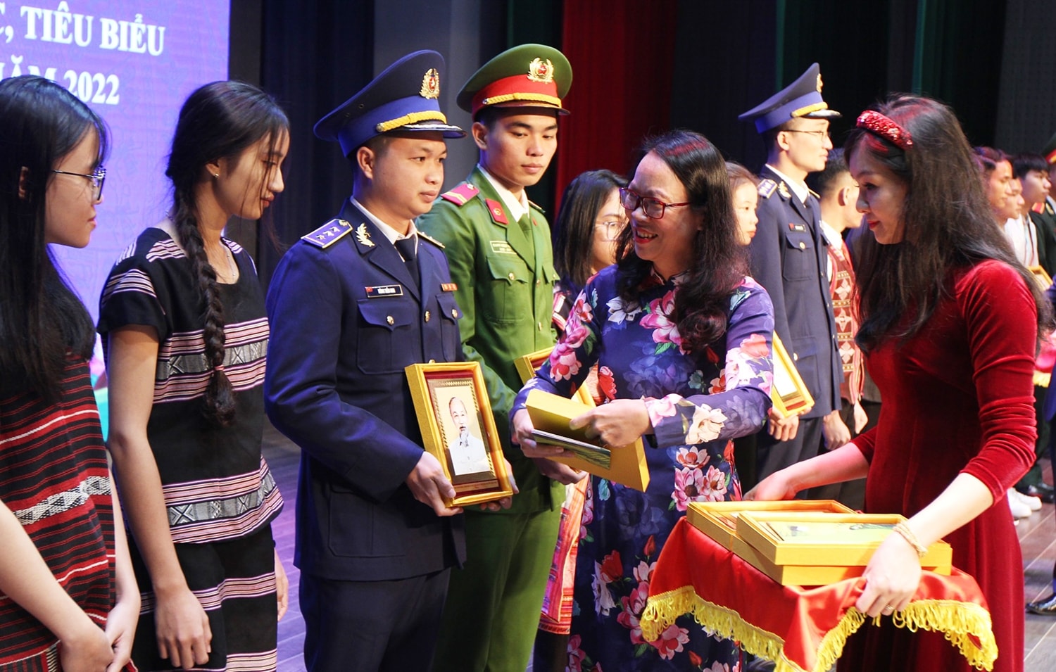 Bộ trưởng, Chủ nhiệm UBDT Hầu A Lềnh gặp mặt Đoàn học sinh, sinh viên, thanh niên DTTS xuất sắc, tiêu biểu năm 2022 9