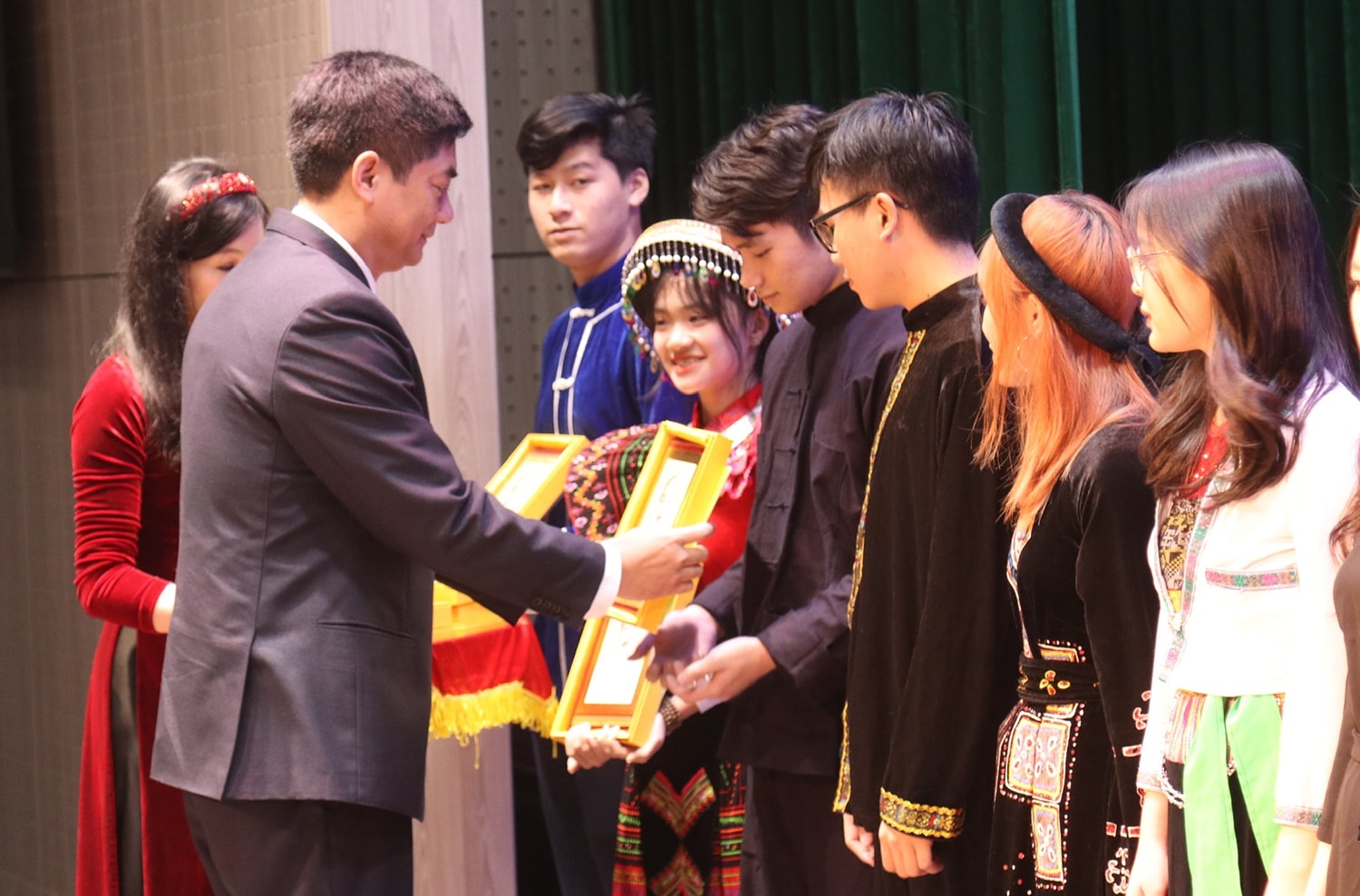 Lãnh đạo Ủy ban Dân tộc trao quà cho các em HSSV-TN tại buổi gặp mặt