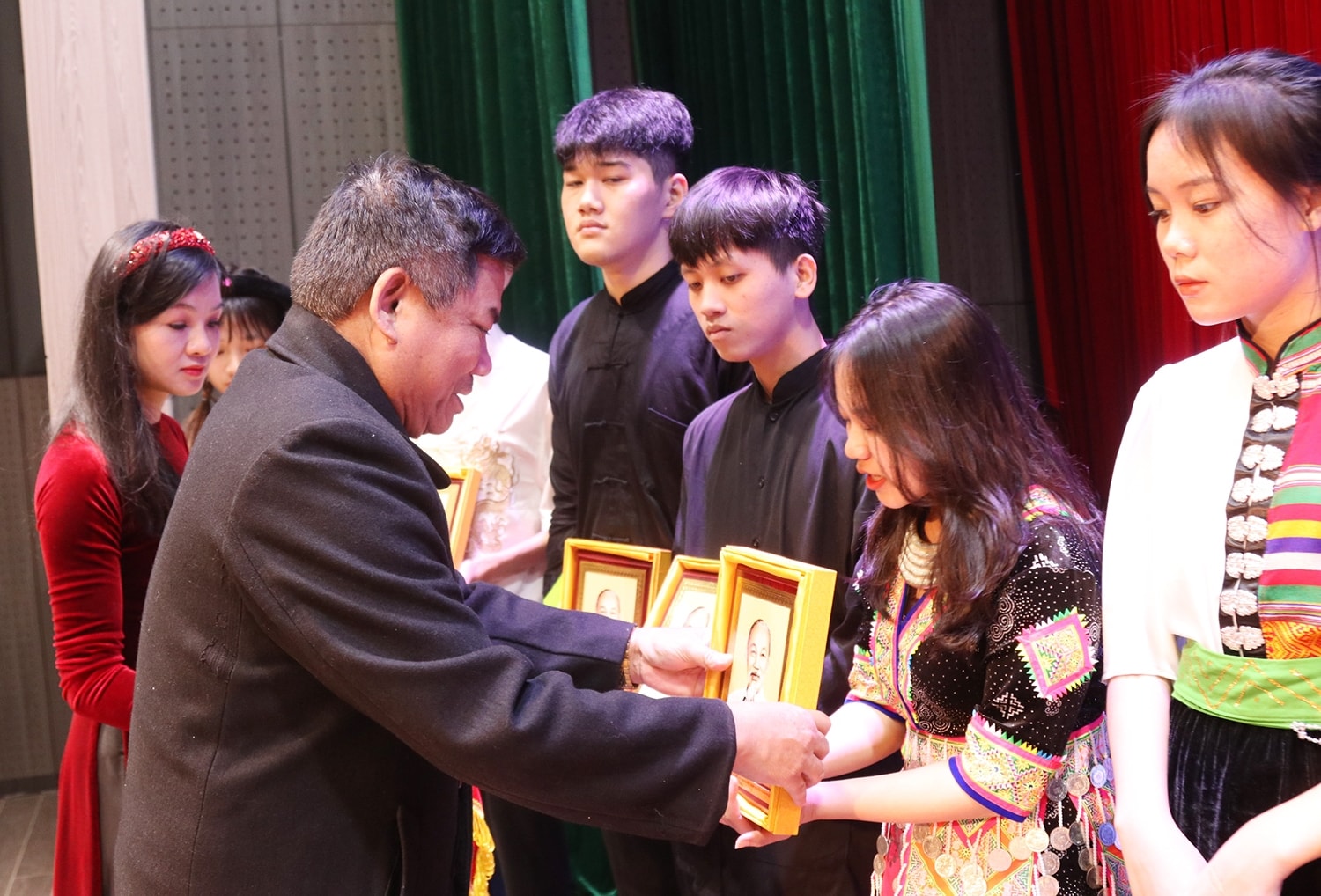 Bộ trưởng, Chủ nhiệm UBDT Hầu A Lềnh gặp mặt Đoàn học sinh, sinh viên, thanh niên DTTS xuất sắc, tiêu biểu năm 2022 8