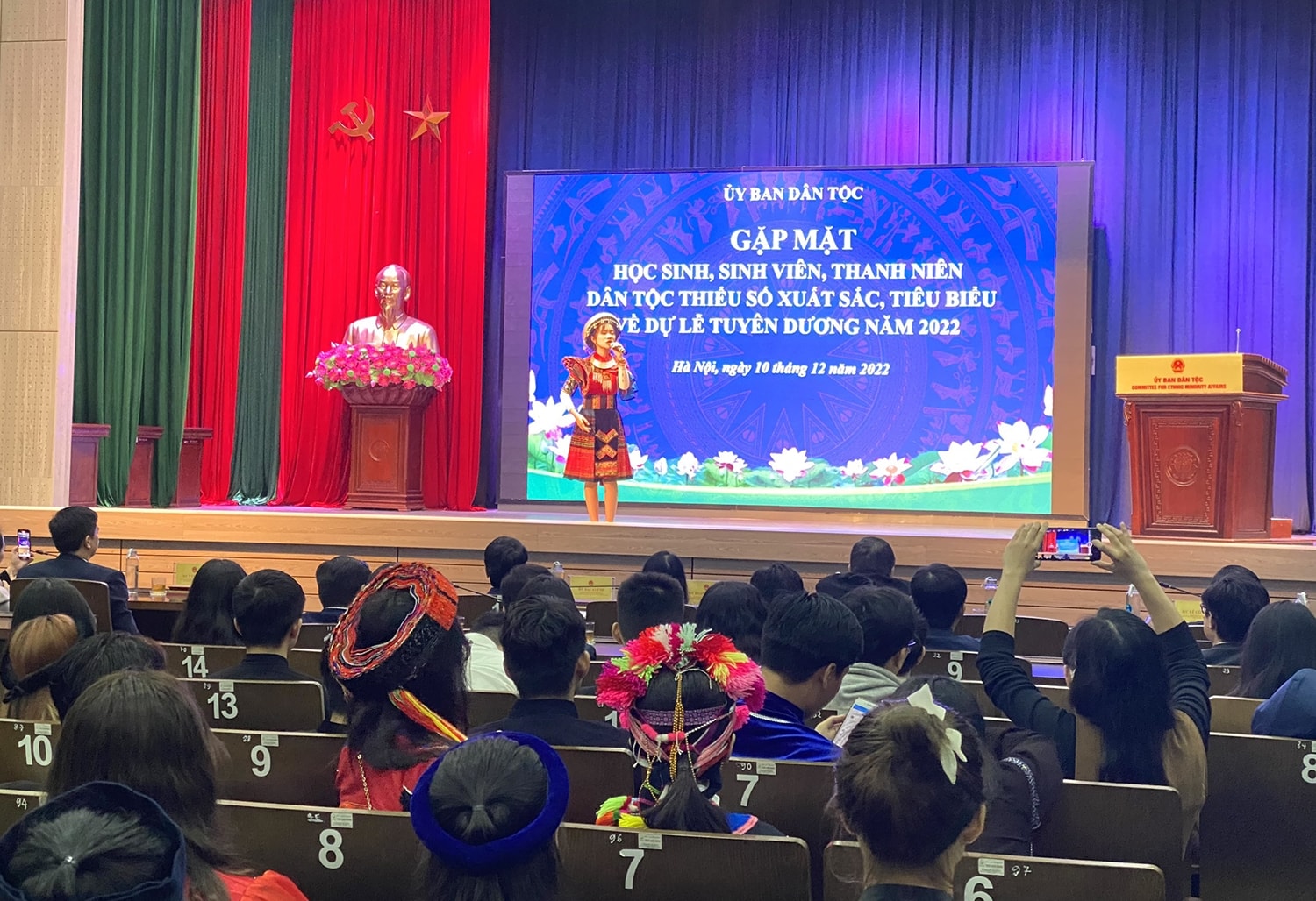 Tiết mục văn nghệ của các em HSSV-TN tại buổi gặp mặt