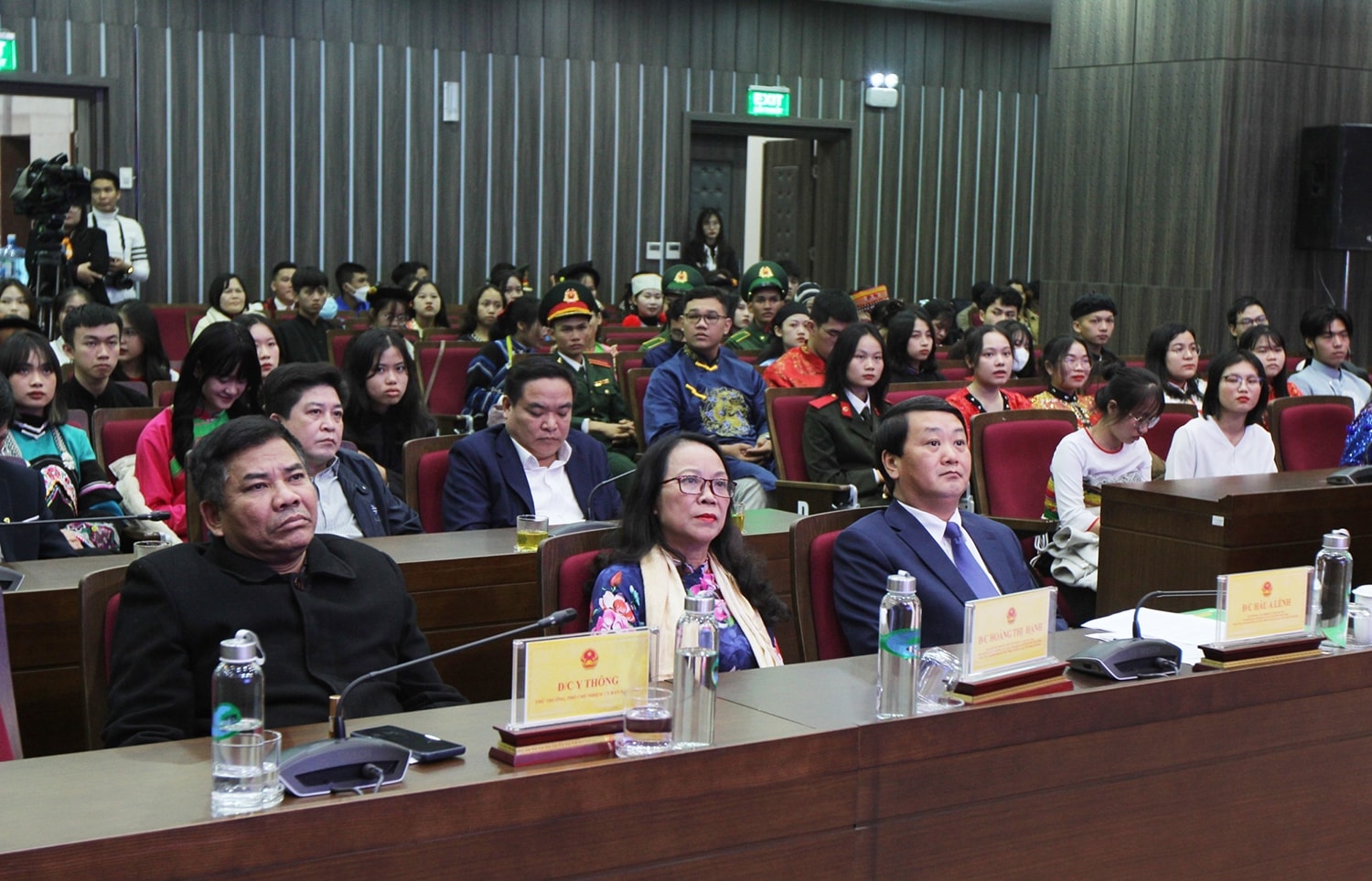 Bộ trưởng, Chủ nhiệm Ủy ban Dân tộc Hầu A lềnh và các lãnh đạo, nguyên lãnh đạo Ủy ban Dân tộc dự buổi gặp mặt Đoàn HSSV-TN xuất sắc, tiêu biểu