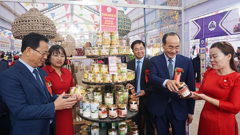Lãnh đạo tỉnh Lào Cai tham quan các gian hàng 