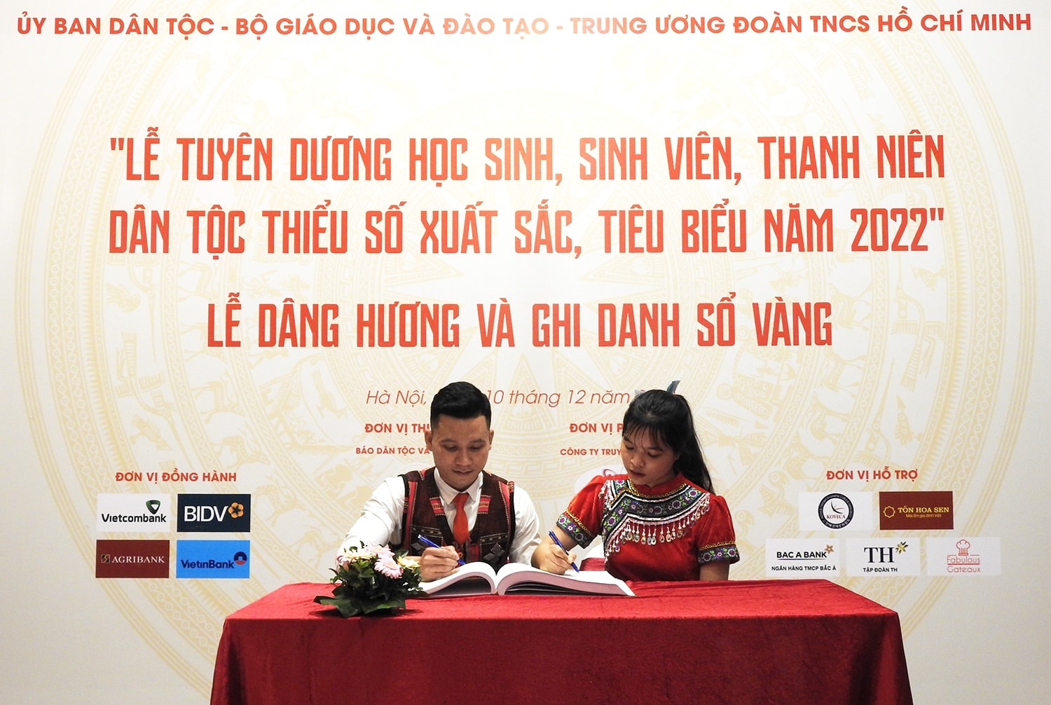 Các HSSV-TN xuất sắc, tiêu biểu năm 2022 ghi Sổ vàng tại Văn miếu Quốc Tử Giám Các HSSV-TN xuất sắc, tiêu biểu năm 2022 ghi Sổ vàng tại Văn miếu Quốc Tử Giám