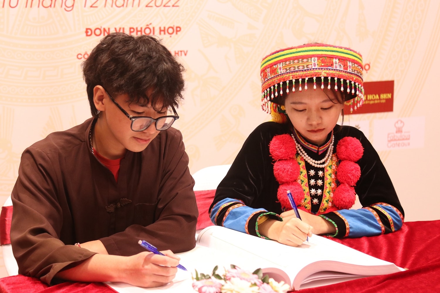 Đoàn học sinh, sinh viên, thanh niên DTTS xuất sắc, tiêu biểu năm 2022 dâng hương, ghi sổ Vàng tại Văn Miếu Quốc Tử Giám 7