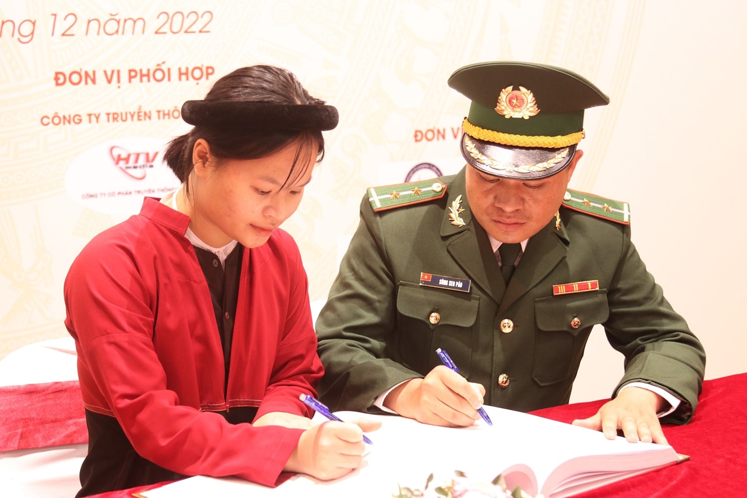 Đoàn học sinh, sinh viên, thanh niên DTTS xuất sắc, tiêu biểu năm 2022 dâng hương, ghi sổ Vàng tại Văn Miếu Quốc Tử Giám 8