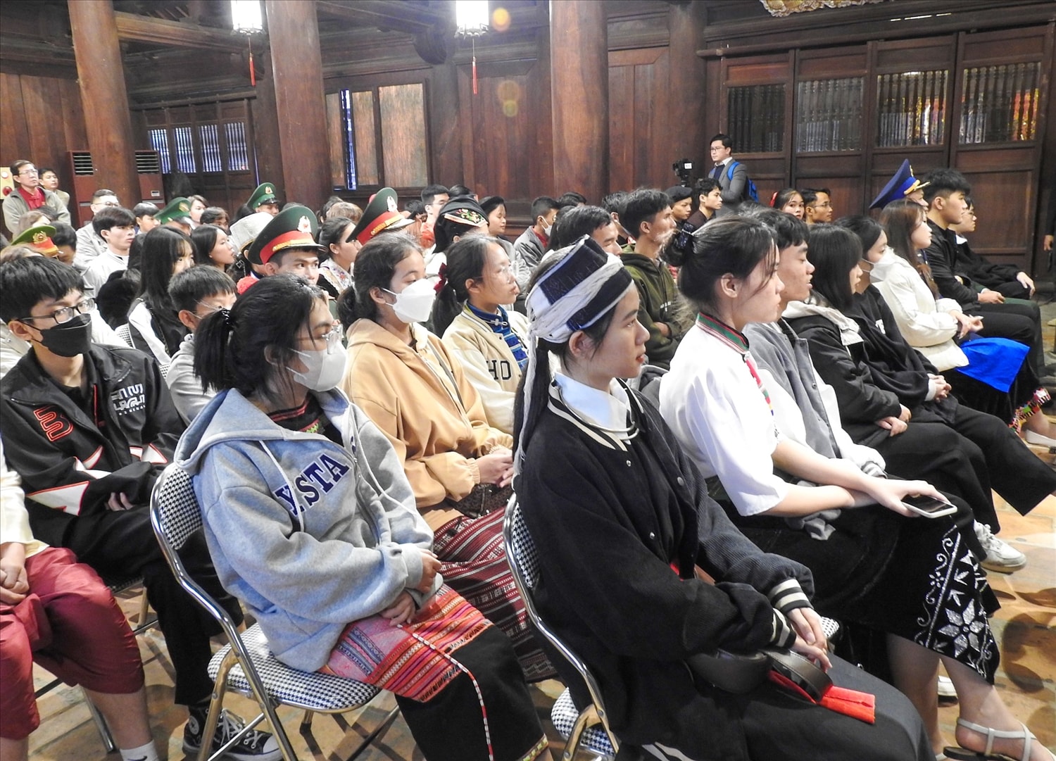 Đoàn học sinh, sinh viên, thanh niên DTTS xuất sắc, tiêu biểu năm 2022 dâng hương, ghi sổ Vàng tại Văn Miếu Quốc Tử Giám 3