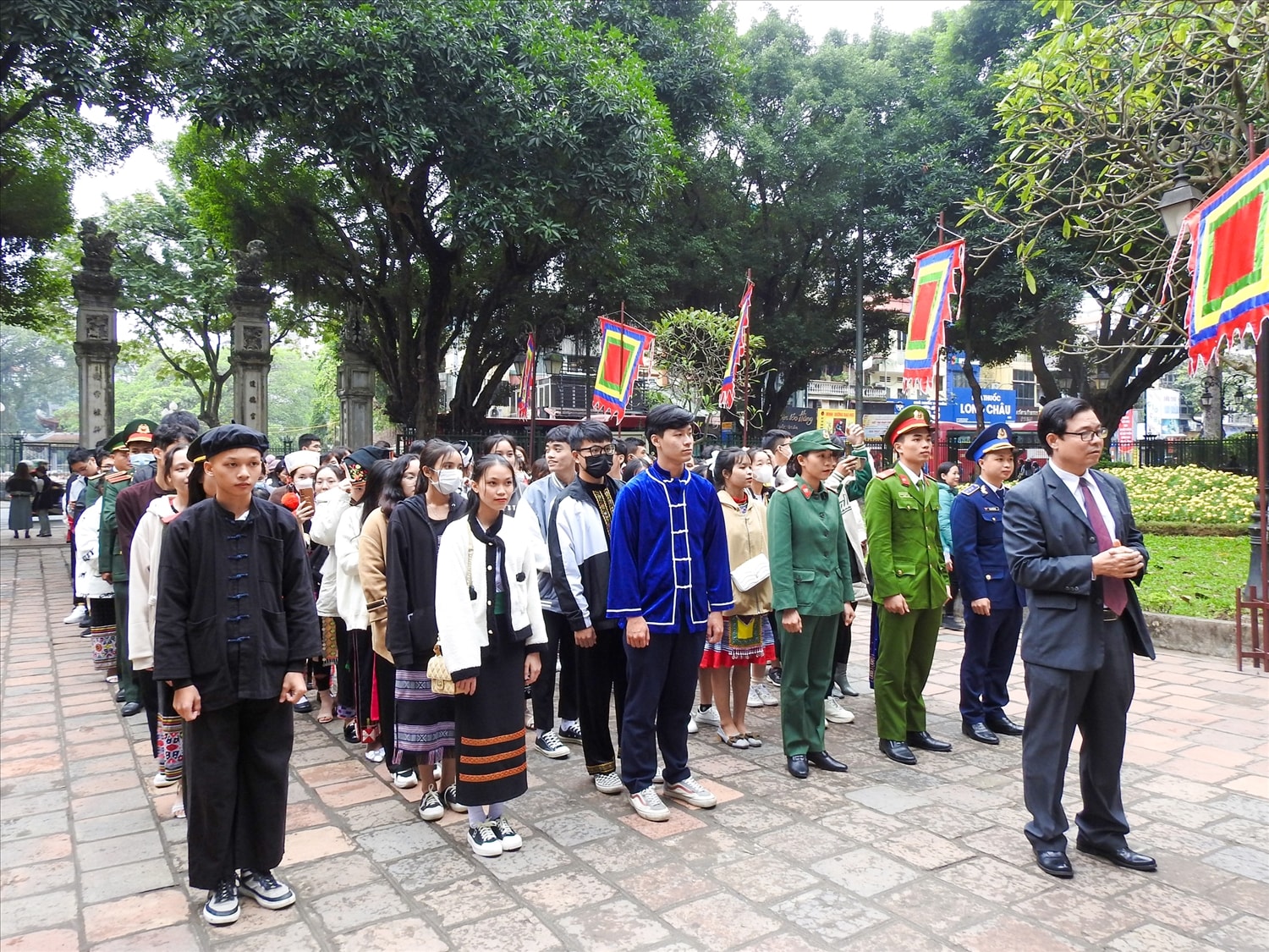Đoàn HSSV-TN xuất sắc, tiêu biểu đến dâng hương tại Văn miếu Quốc Tử Giám Đoàn HSSV-TN xuất sắc, tiêu biểu đến dâng hương tại Văn miếu Quốc Tử Giám