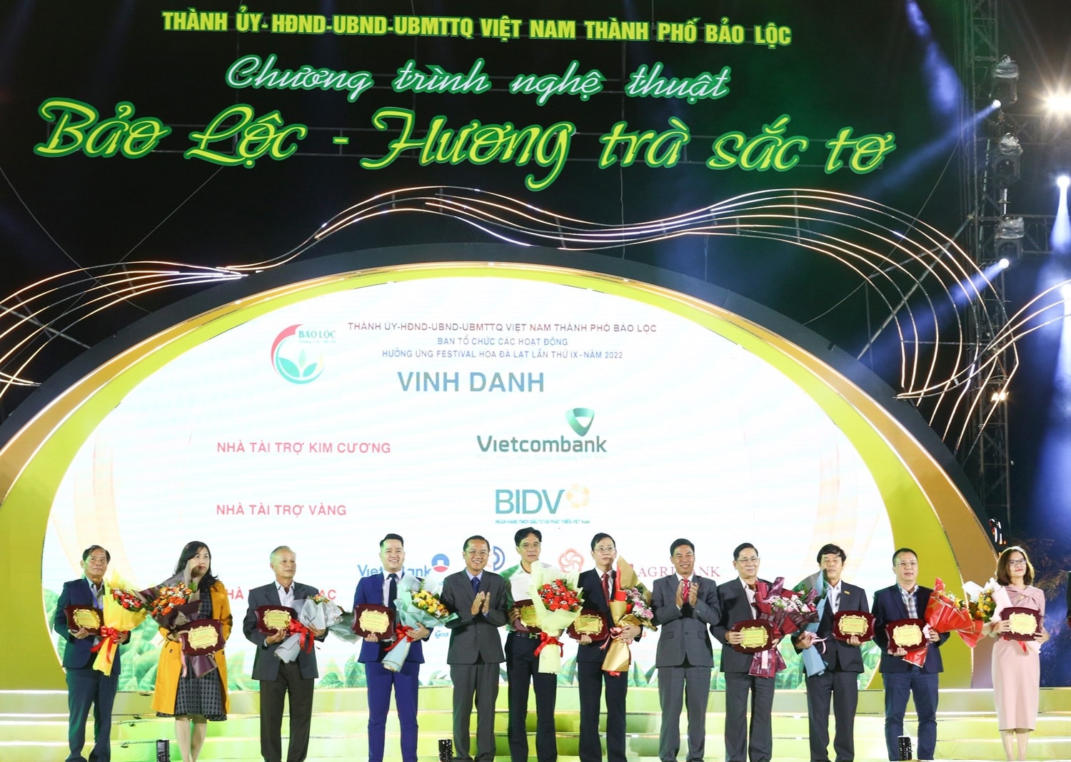 Lãnh đạo UBND Tp. Bảo Lộc tặng hoa, tri ân các nhà tài trợ