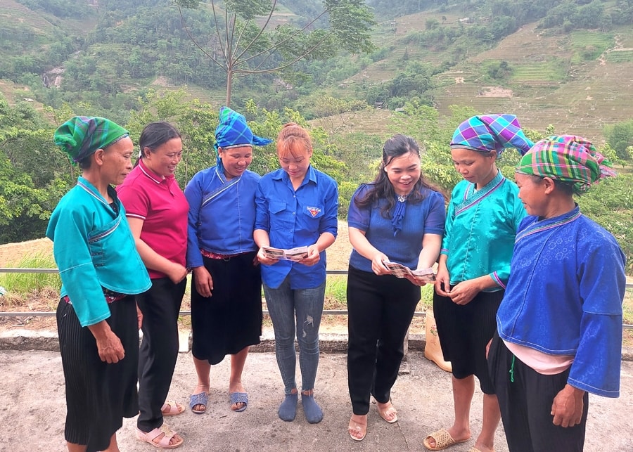 Lãnh đạo Phòng Tư pháp huyện tuyên truyền, phổ biến pháp luật cho người dân xã Sán Sả Hồ.