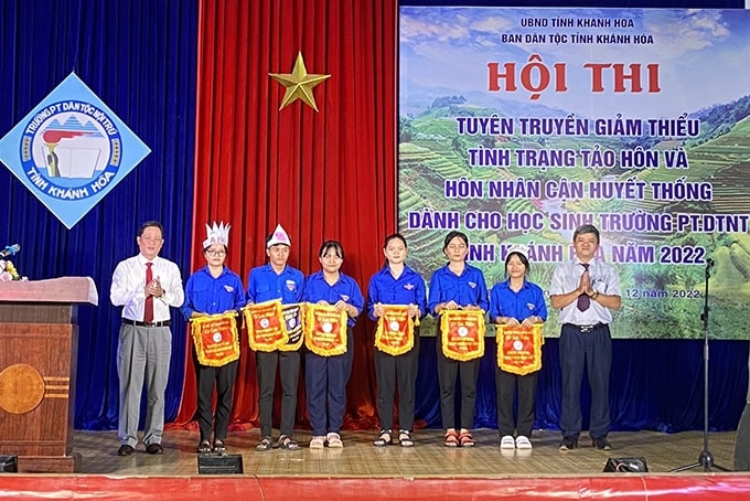 Ông Võ Nam Thắng - Trưởng Ban Dân tộc tỉnh tặng quà lưu niệm cho các đội thi. Ông Võ Nam Thắng - Trưởng Ban Dân tộc tỉnh tặng quà lưu niệm cho các đội thi.