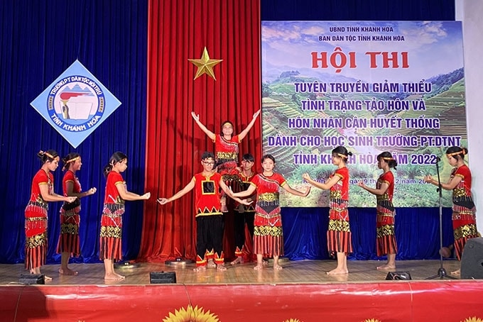 Các đội thi tham gia phần thi tuyên truyền giảm thiểu tình trạng tảo hôn và hôn nhân cận huyết Các đội thi tham gia phần thi tuyên truyền giảm thiểu tình trạng tảo hôn và hôn nhân cận huyết