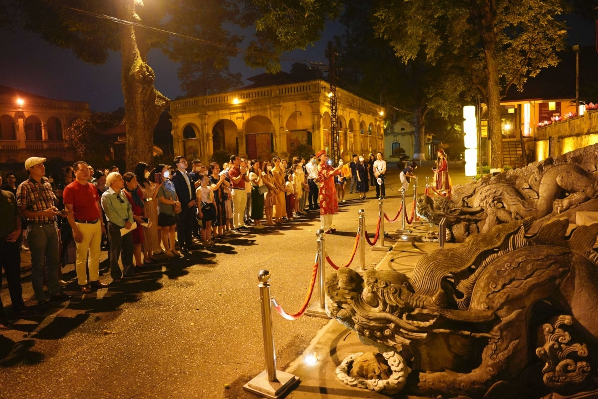 Tour khám phá Hoàng thành Thăng Long về đêm mang đến nhiều trải nghiệm mới mẻ cho du khách