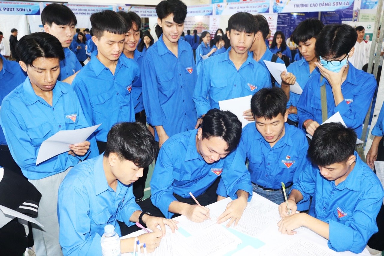 Đoàn viên tham gia ngày hội hào hứng tìm hiểu thông tin của các nhà tuyển dụng. (Ảnh: Hoàng Quyên) Đoàn viên tham gia ngày hội hào hứng tìm hiểu thông tin của các nhà tuyển dụng. (Ảnh: Hoàng Quyên)