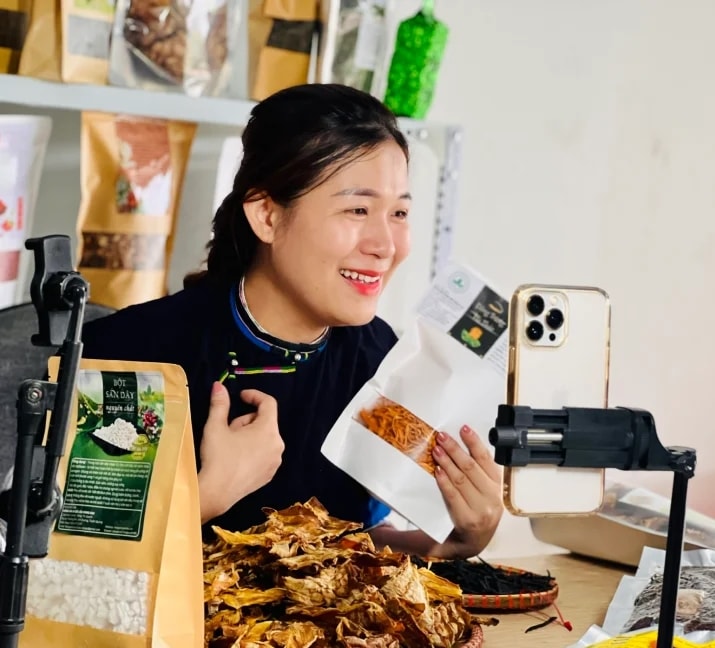 Cô gái người Nùng Nông Thị Cẩm Quỳnh Livetream quảng bá nông sản, sản vật địa phương