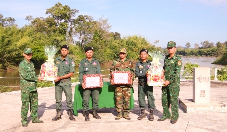 Thắm tình hữu nghị hai bên đường biên (Chuyên đề thông tin đối ngoại Sở TTTT Đắk Lắk) 1