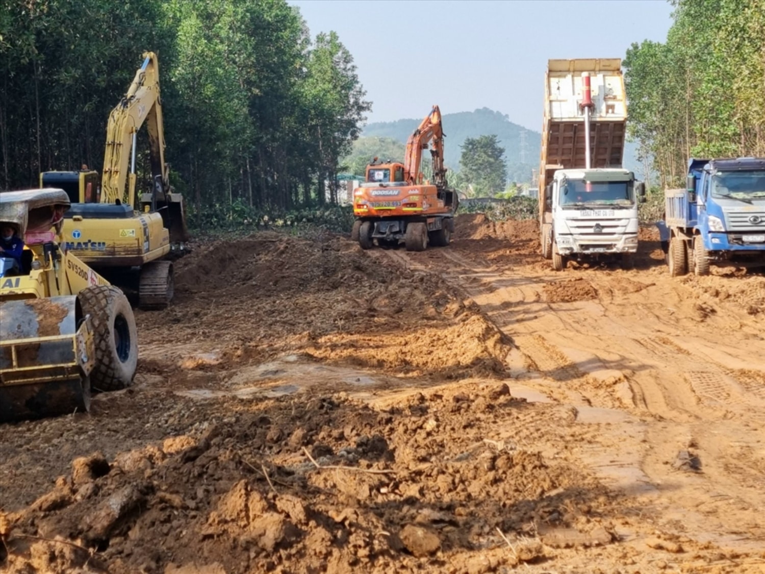 Ông Vi cùng chính quyền địa phương vận động người dân hiến đất làm đường 