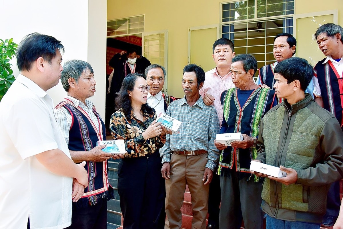 Thứ trưởng, Phó Chủ nhiệm UBDT Hoàng Thị Hạnh (nay là nguyên Thứ trưởng, Phó Chủ nhiệm UBDT) trò chuyện, thăm hỏi Người có uy tín huyện Đak Đoa