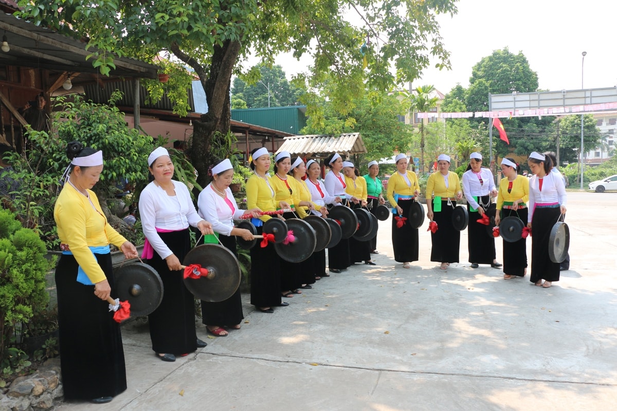 Phụ nữ phường Thịnh Lang (TP Hòa Bình) thường xuyên sử dụng chiêng trong các hoạt động lễ hội hoặc sự kiện quan trọng của địa phương. (Ảnh MH) Phụ nữ phường Thịnh Lang (TP Hòa Bình) thường xuyên sử dụng chiêng trong các hoạt động lễ hội hoặc sự kiện quan trọng của địa phương. (Ảnh MH)