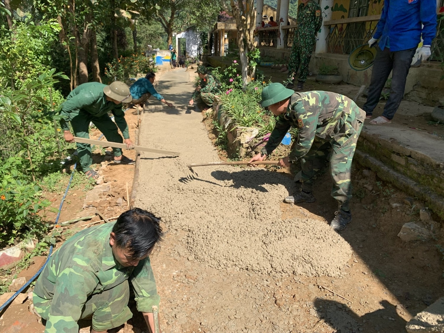 Hưởng ứng chủ trương “Ngày thứ Bảy tình nguyện” do Huyện ủy Nậm Pồ phát động, cán bộ chiến sĩ  Đồn Biên phòng Nà Hỳ tham gia làm các tuyến giao thông liên bản trên biên giới