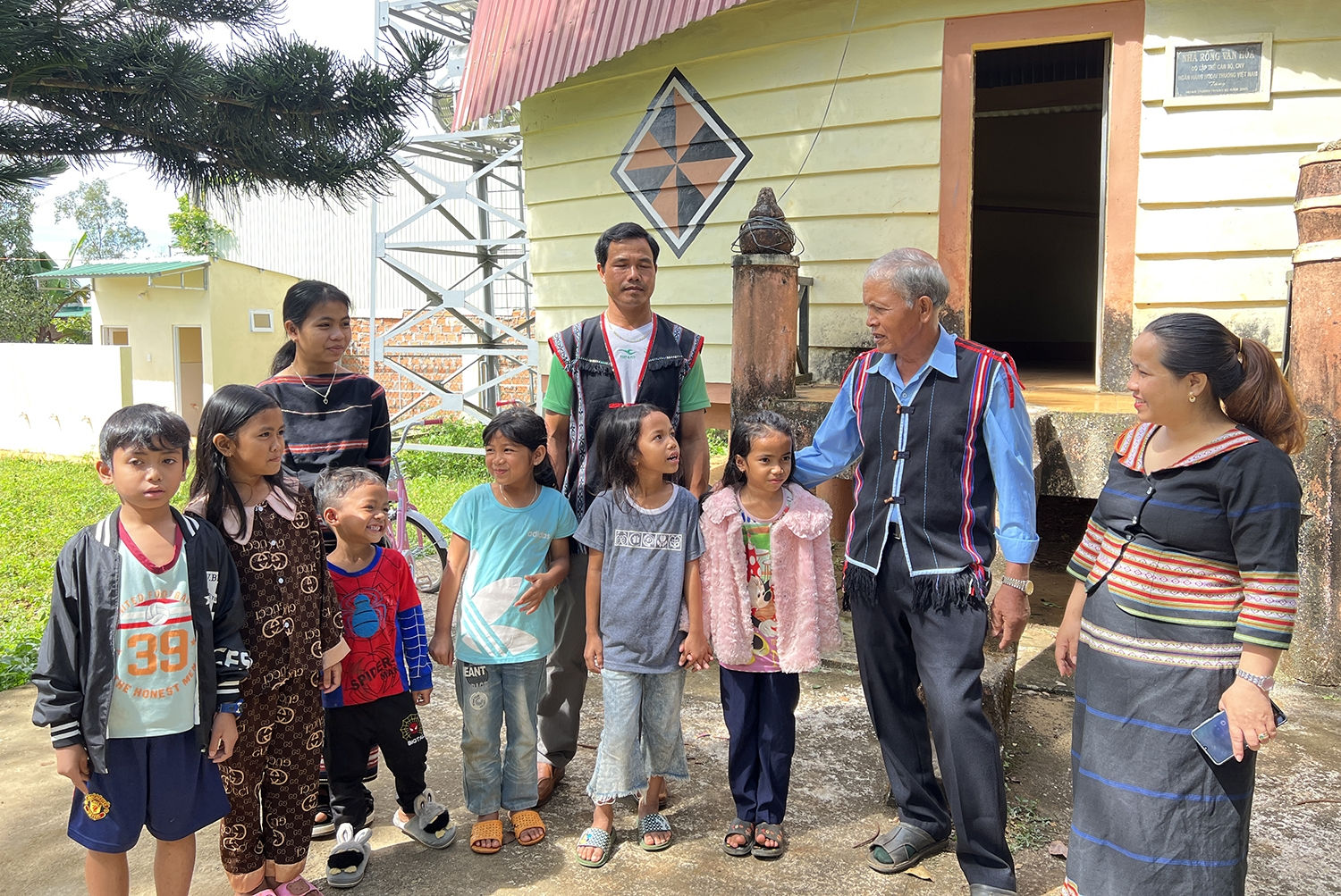 Tp. Pleiku phát huy vai trò của già làng, Người có uy tín trong đồng bào DTTS tích cực tuyên truyền, vận động xóa bỏ những hủ tục, nạn tảo hôn và HNCHT Tp. Pleiku phát huy vai trò của già làng, Người có uy tín trong đồng bào DTTS tích cực tuyên truyền, vận động xóa bỏ những hủ tục, nạn tảo hôn và HNCHT