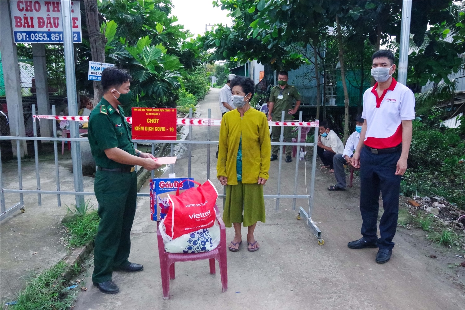 Đồn Biên phòng An Thạnh Ba tặng quà cho các hộ gia đình có hoàn cảnh khó khăn bị ảnh hưởng dịch Covid-19