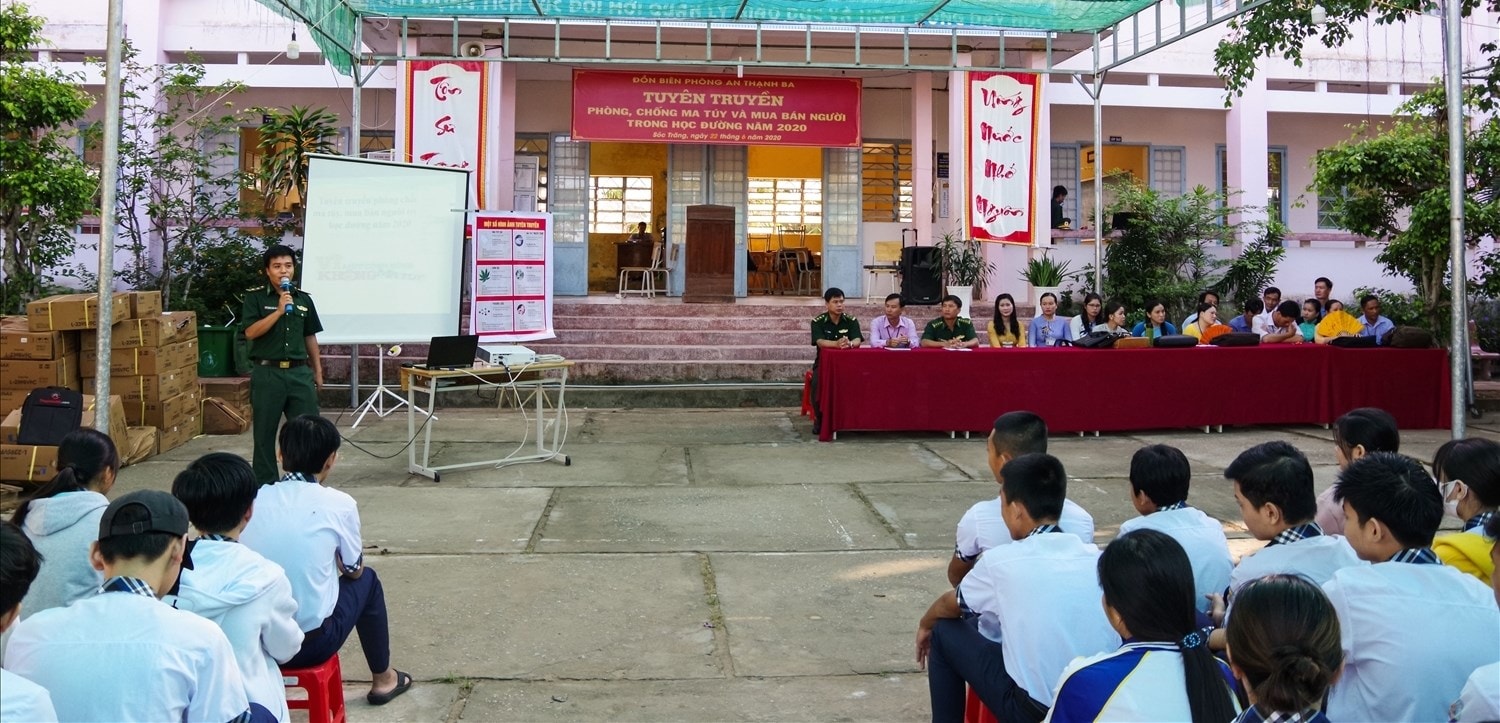 Cán bộ chiến sĩ đồn Biên phòng phối hợp cùng các lực lượng giúp dân đắp đê khắc phục hậu quả do triều cường gây ra