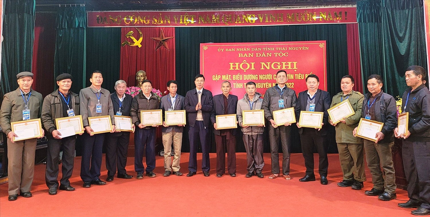 Người có uy tín tiêu biểu trong cộng đồng 51 dân tộc của tỉnh được khen thưởng tại Hội nghị gặp mặt, biểu dương 96 Người có uy tín tiêu biểu trong vùng DTTS năm 2022 diễn ra ngày 13/12. Người có uy tín tiêu biểu trong cộng đồng 51 dân tộc của tỉnh được khen thưởng tại Hội nghị gặp mặt, biểu dương 96 Người có uy tín tiêu biểu trong vùng DTTS năm 2022 diễn ra ngày 13/12.