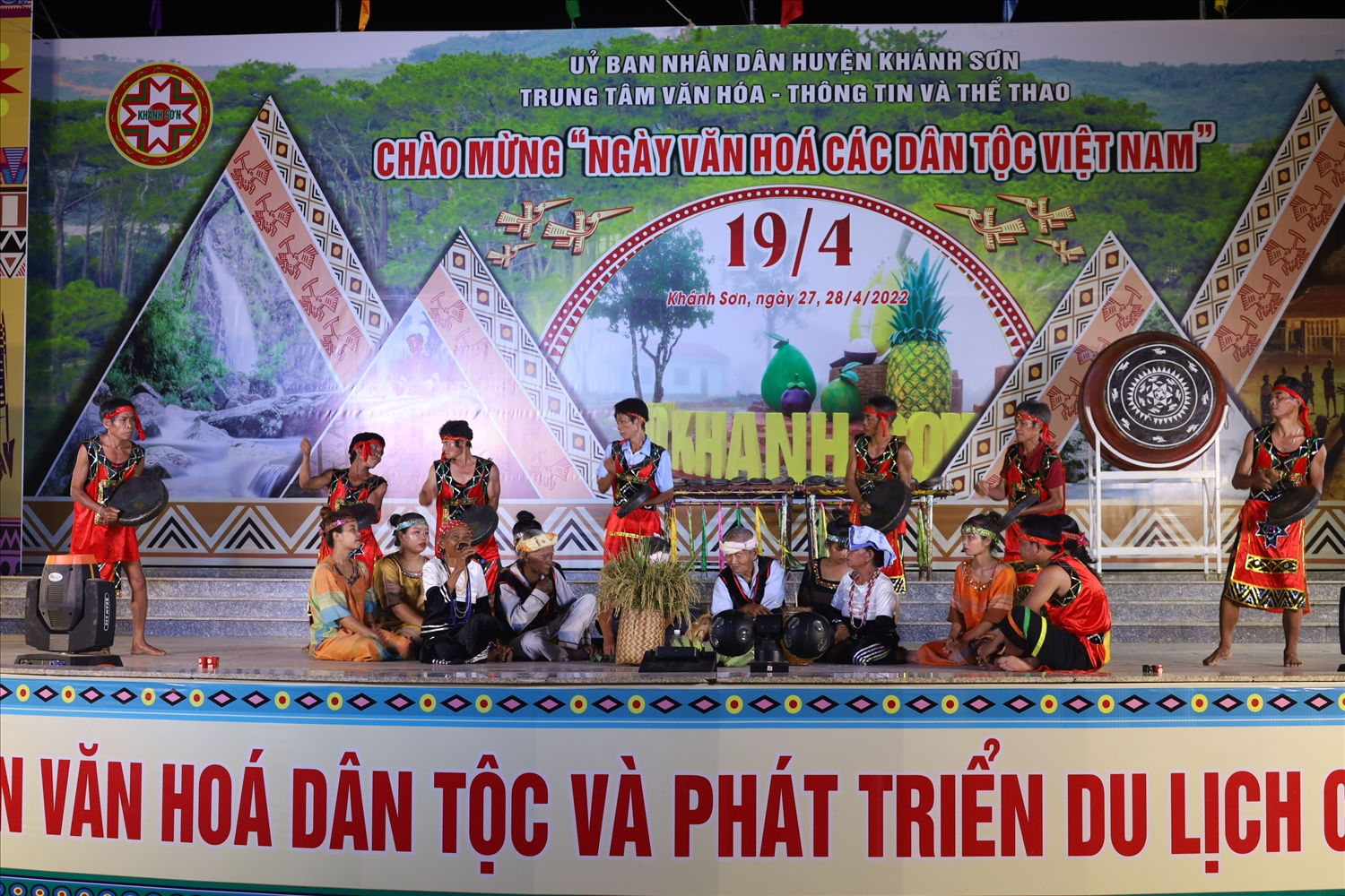 Đồng bào Raglay ở huyện Khánh Sơn tái hiện Lễ Mừng lúa mới