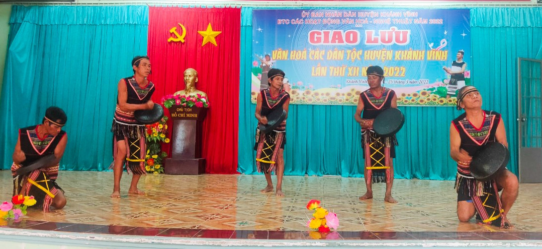 Đồng bào Raglay ở huyện Khánh Vĩnh biểu diễn đánh mã la trong một buổi giao lưu văn hóa 