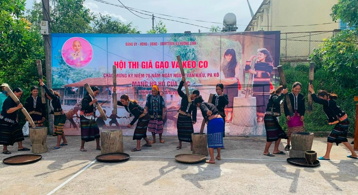 Khi xây dựng KKTTMXBGC Lao Bảo – Đensavan, huyện Hướng Hóa có thêm điều kiện phát triển kinh tế - xã hội, nhất là phát triển du lịch cộng đồng nhằm giải quyết việc làm và mang lại thu nhập cho đồng bào các DTTS. Khi xây dựng KKTTMXBGC Lao Bảo – Đensavan, huyện Hướng Hóa có thêm điều kiện phát triển kinh tế - xã hội, nhất là phát triển du lịch cộng đồng nhằm giải quyết việc làm và mang lại thu nhập cho đồng bào các DTTS.