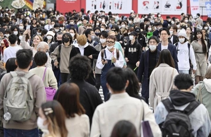 Người dân đeo khẩu trang khi đi lại trên tuyến phố Shibuya ở thủ đô Tokyo, Nhật Bản. (Ảnh: Kyodonews) Người dân đeo khẩu trang khi đi lại trên tuyến phố Shibuya ở thủ đô Tokyo, Nhật Bản. (Ảnh: Kyodonews)