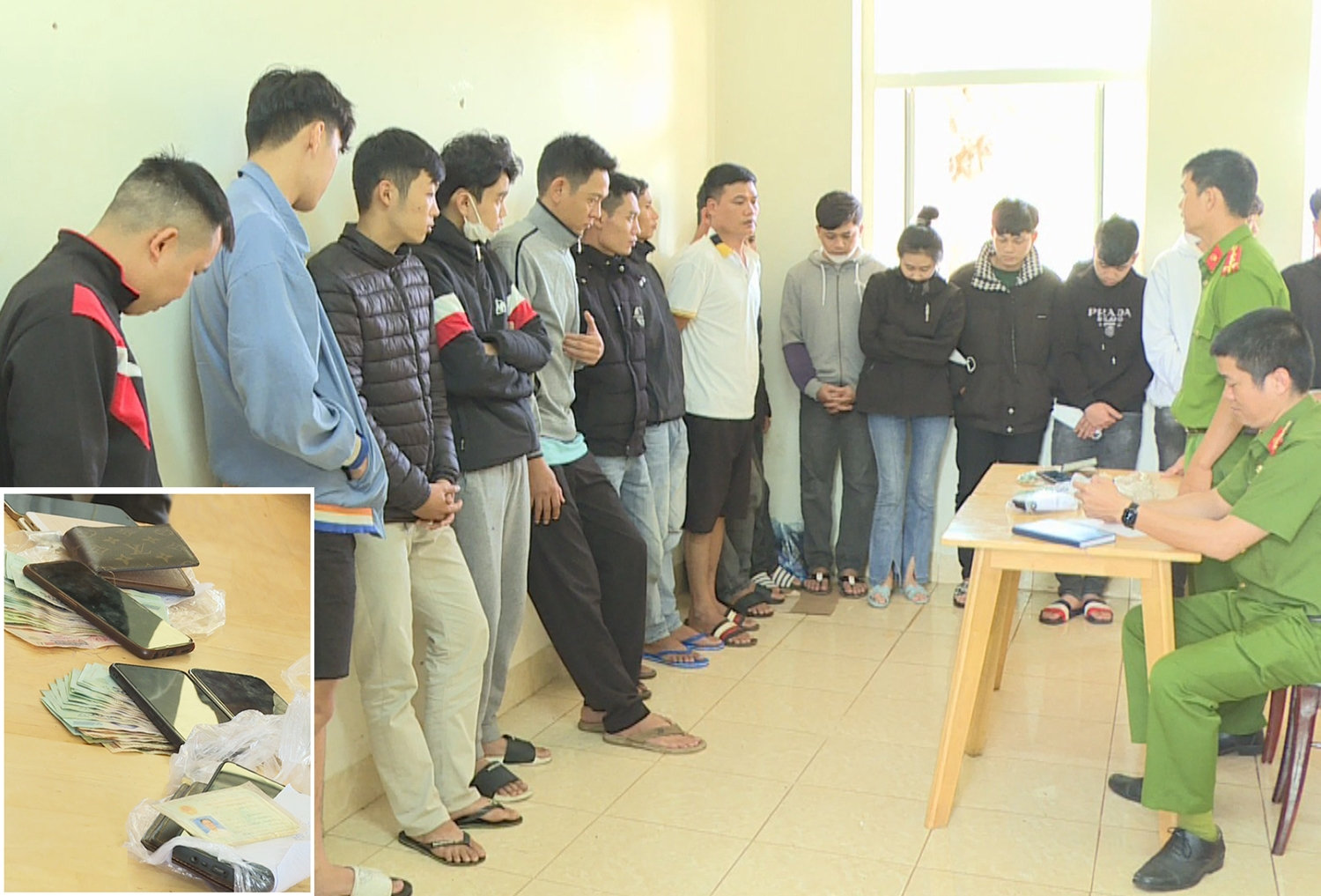Các đối tượng trong đường dây cá độ bóng đá trăm tỷ Công An Tp. Buôn Ma Thuột vừa triệt phá và tang vật vụ án (ảnh nhỏ)