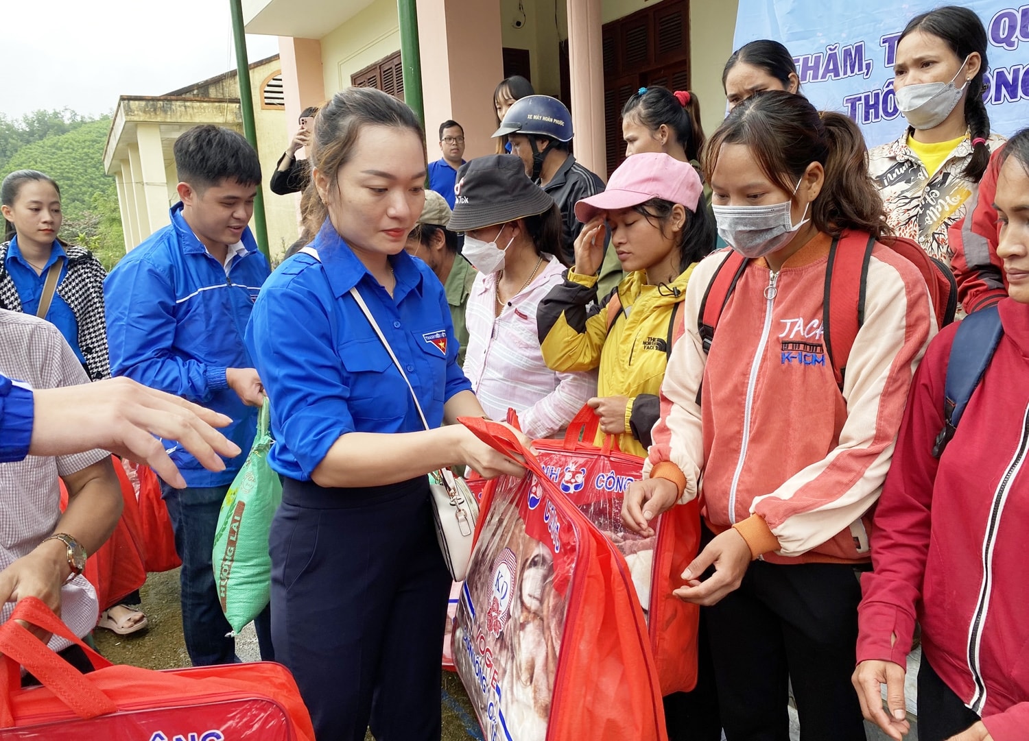 Tặng chăn ấm cho người dân vùng cao