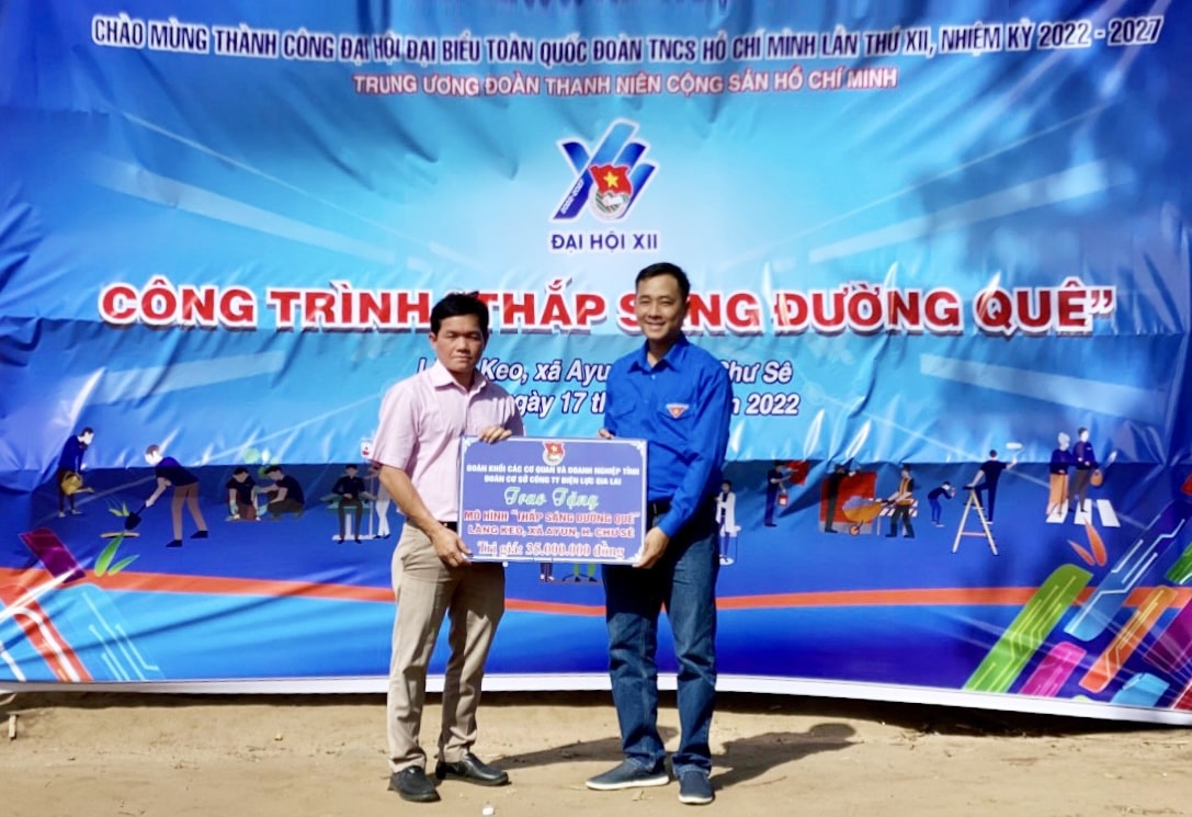Gia Lai: Bàn giao công trình “Thắp sáng đường quê” làng Keo 