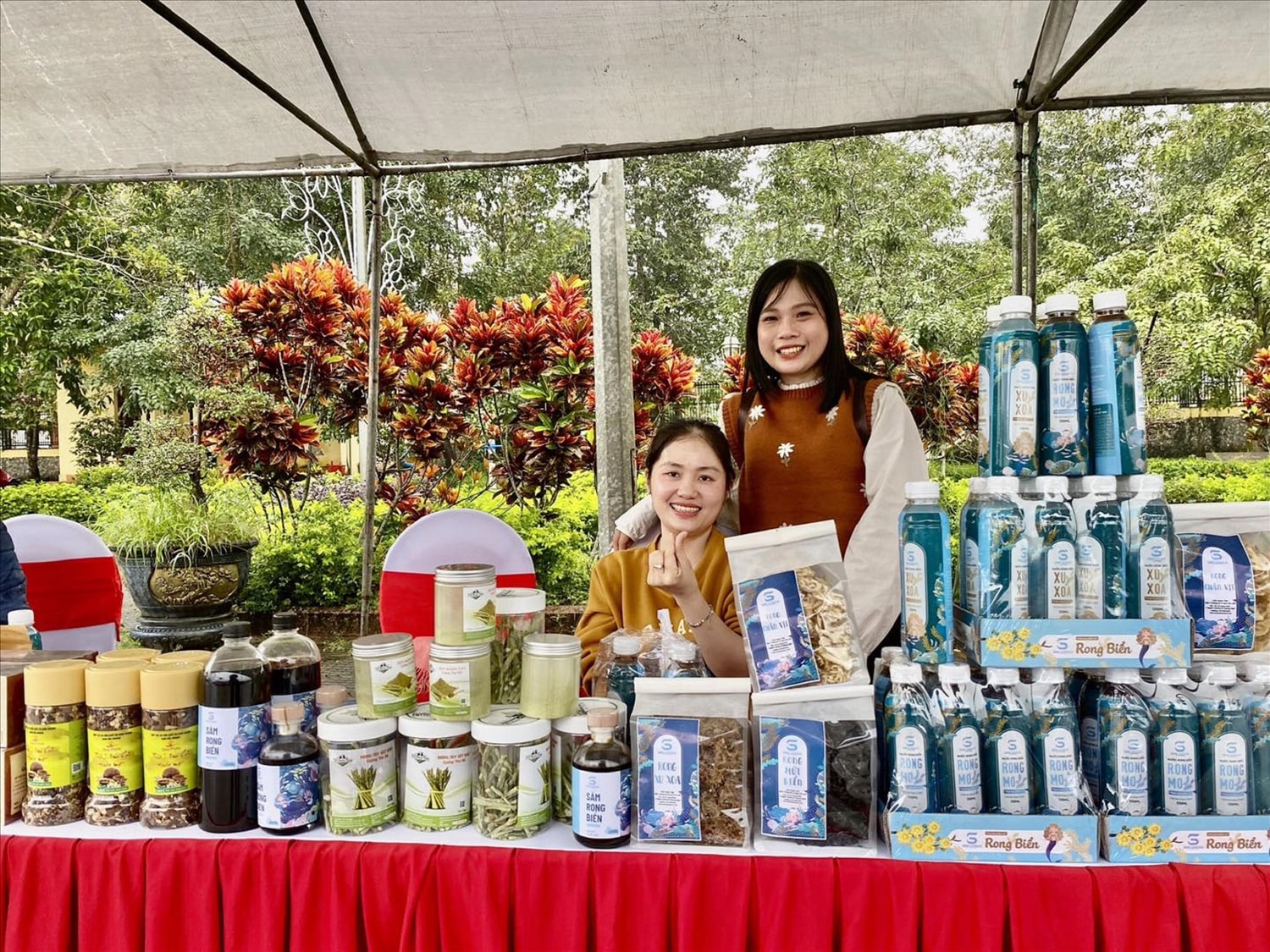 Phiên chợ vùng cao là hoạt động góp phần xúc tiến thương mại, đẩy mạnh tiêu thụ các đặc sản địa phương. Phiên chợ vùng cao là hoạt động góp phần xúc tiến thương mại, đẩy mạnh tiêu thụ các đặc sản địa phương.