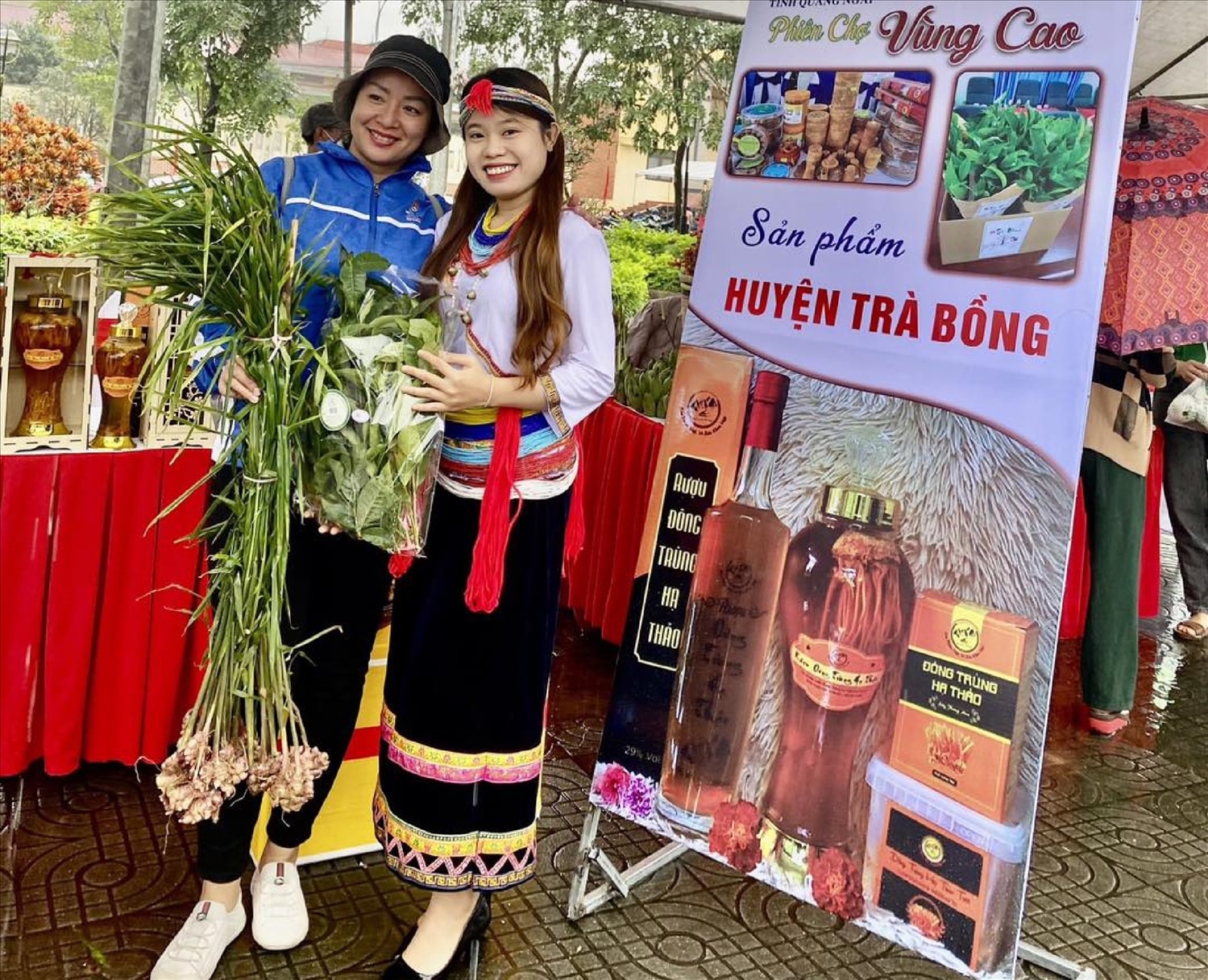 Gian hàng trưng bày sản vật địa phương của huyện Trà Bồng Gian hàng trưng bày sản vật địa phương của huyện Trà Bồng