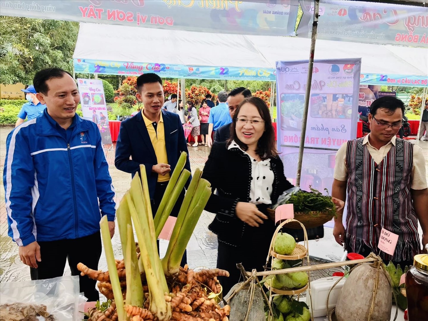 Phiên chợ vùng cao có sự tham gia của những nghệ nhân, HTX nông sản, những đơn vị du lịch - lữ hành. Phiên chợ vùng cao có sự tham gia của những nghệ nhân, HTX nông sản, những đơn vị du lịch - lữ hành.