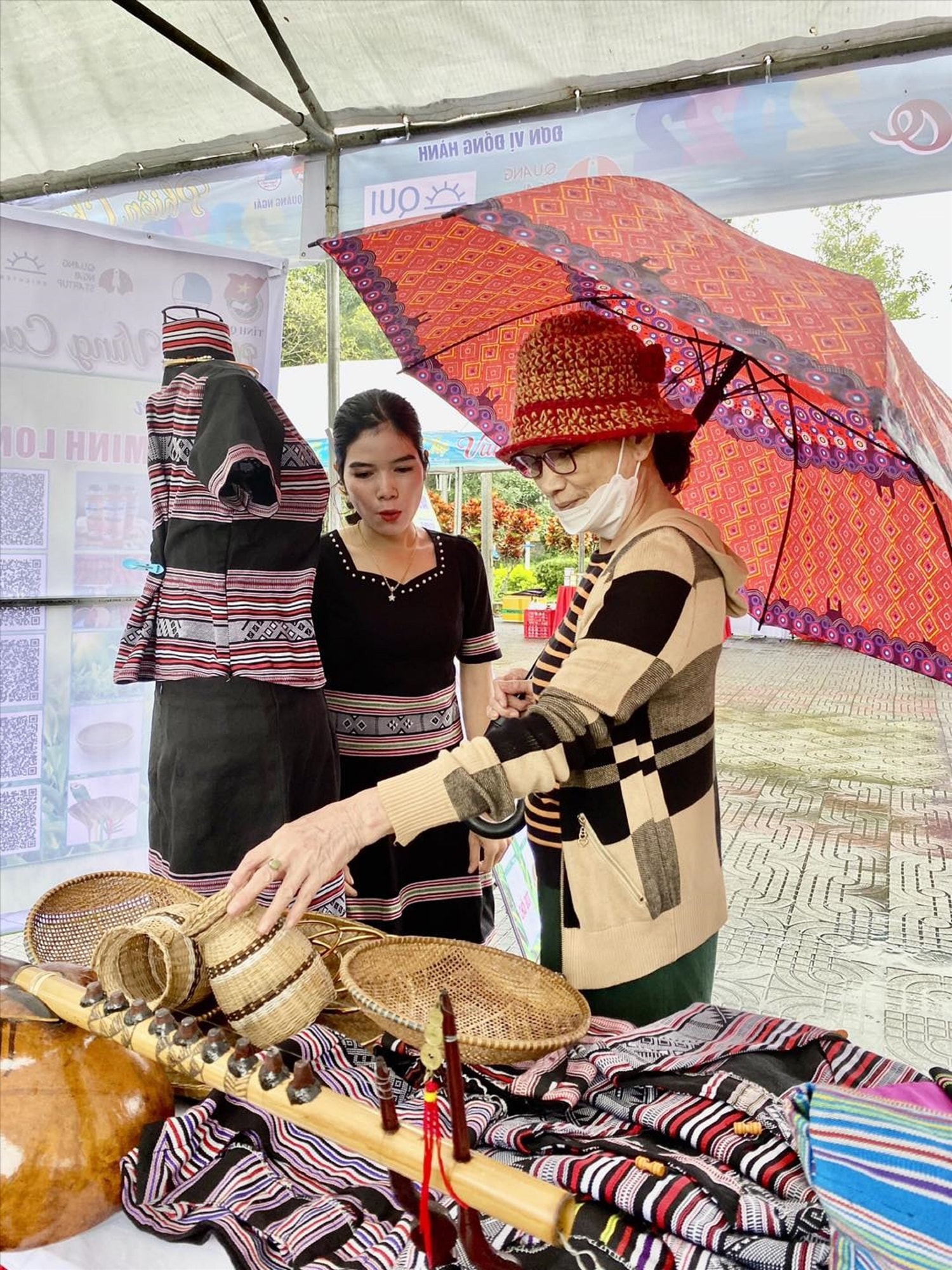 : Du khách thích thú với hoa văn độc đáo của trang phục thổ cẩm làng Teng (huyện Ba Tơ). Du khách thích thú với hoa văn độc đáo của trang phục thổ cẩm làng Teng (huyện Ba Tơ).