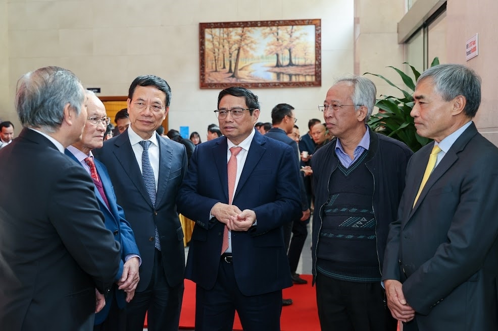 Thủ tướng trao đổi với các đại biểu tại Hội nghị - Ảnh: VGP/Nhật Bắc Thủ tướng trao đổi với các đại biểu tại Hội nghị - Ảnh: VGP/Nhật Bắc